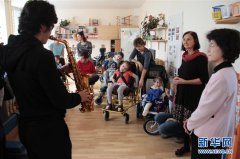 中国残疾人艺术团代表走访捷克残疾儿童学校